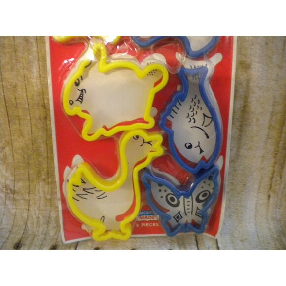 Vtg Wecolite Plastic Cookie Cutters Puppy Teddy Bear Rabbit Fish Duck Butterfly - Picture 4 of 5